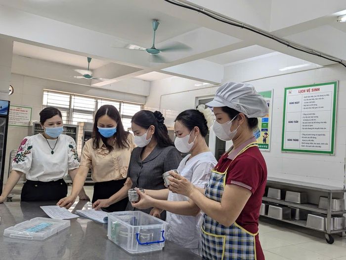 Đoàn kiểm tra xã An Khánh trực tiếp kiểm tra, hướng dẫn công tác đảm bảo VSATTP tại Trường mầm non An Khánh B. Ảnh: Hồng Quý