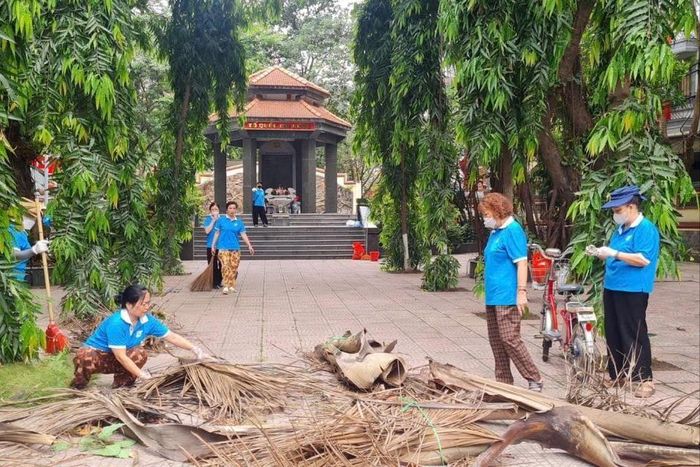 Phụ nữ phường Yên Hòa dọn dẹp, chăm sóc Nhà bia Liệt sĩ của phường. Ảnh: Cơ sở