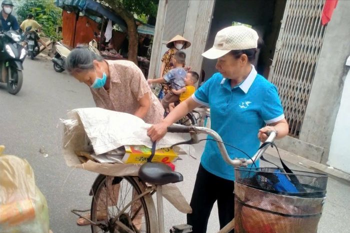 Phụ nữ xã Đông Anh thu gom rác thải, gây quỹ hỗ trợ phụ nữ và trẻ em có hoàn cảnh khó khăn. Ảnh: Cơ sở