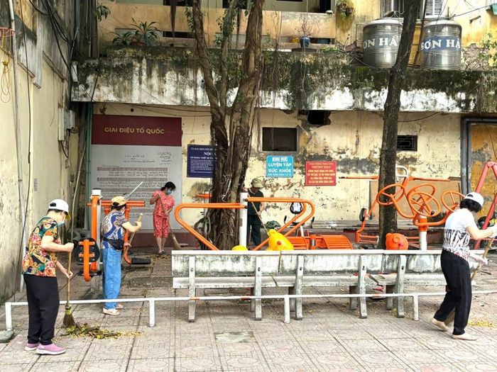 Phụ nữ phường Giảng Võ tổng vệ sinh cuối tuần. Ảnh: Cơ sở
