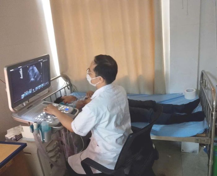 Người dân được được các bác sĩ kiểm tra sức khỏe bằng các kỹ thuật, máy móc chuyên sâu. Ảnh: PV