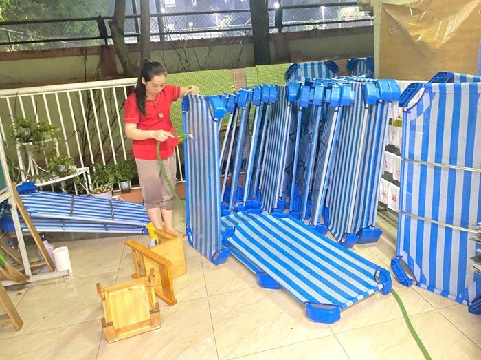 Các trường học tích cực vào cuộc vệ sinh lớp học, bề mặt vật dụng, đồ chơi để phòng chống bệnh chân tay miệng và các bệnh khác. Ảnh: PV