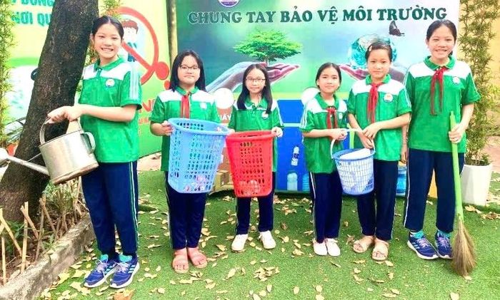 Các em học sinh chung tay bảo vệ môi trường để phòng chống dịch bệnh. Ảnh: PV