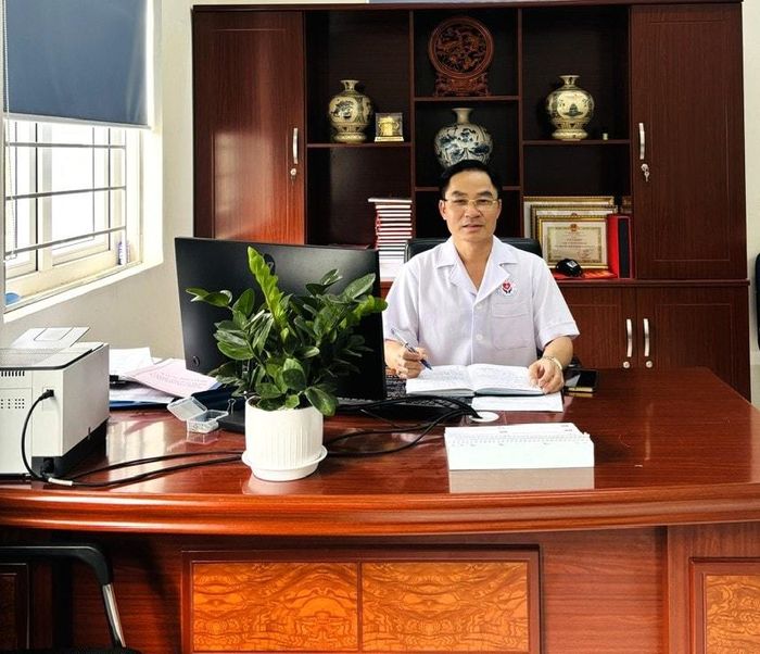 Giám đốc Trạm Y tế phường Thanh Liệt, Đỗ Anh Tuấn trao đổi với phóng viên. Ảnh: PV