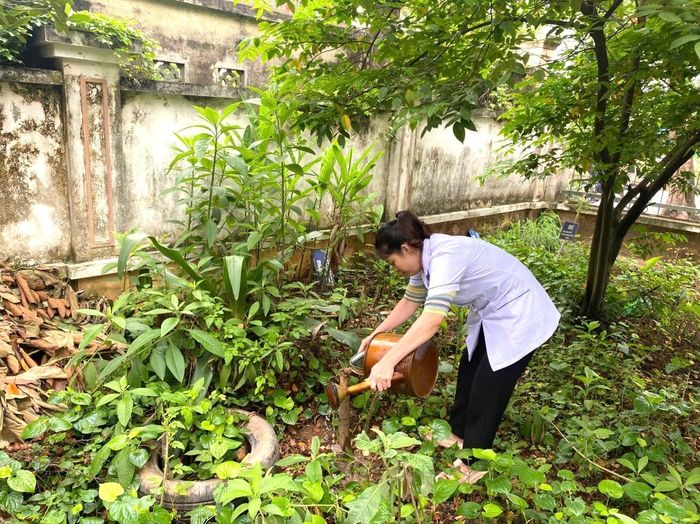 Cán bộ, nhân viên y tế tại Trạm Y tế phường Thanh Liệt triển khai các công việc giám sát dịch tễ với bệnh sốt xuất huyết, diệt bọ gậy tại các hộ gia đình. Ảnh: PV