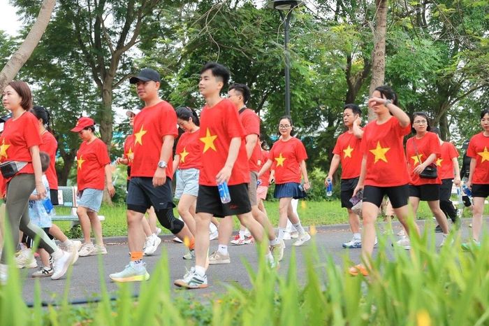Các y bác sĩ, người dân tham gia đi bộ hưởng ứng chương trình. Ảnh: BTC