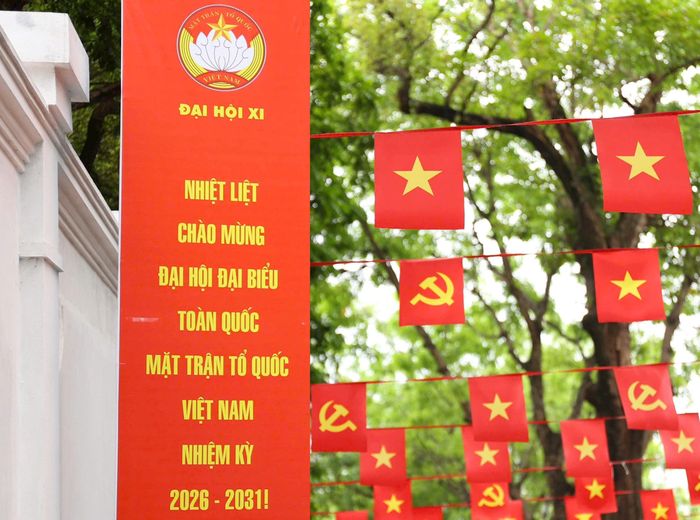 Hà Nội những ngày này được trang trí rực rỡ cờ hoa, pano, áp phích chào mừng Đại hội đại biểu toàn quốc MTTQ Việt Nam lần thứ XI, nhiệm kỳ 2026-2031. Ảnh Phạm Hùng