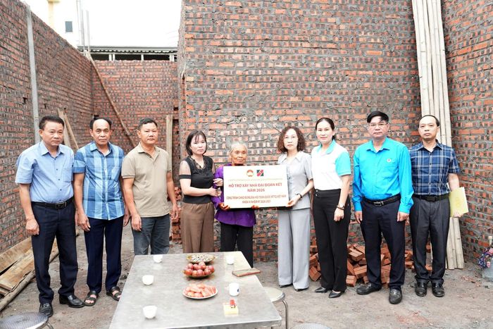 Đoàn công tác của Ủy ban MTTQ Việt Nam xã Đan Phượng trao hỗ trợ kinh phí xây nhà cho gia đình ông Đặng Văn Nghi, ngày 9-5. Ảnh Thiên Tú