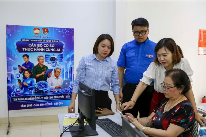 Cán bộ Đoàn Thanh niên trực tiếp hỗ trợ Bí thư Chi bộ kiêm Trưởng ban Công tác Mặt trận tại địa bàn dân cư số 27 (phường Ngọc Hà) thực hiện sử dụng AI. Ảnh: Duy Khánh