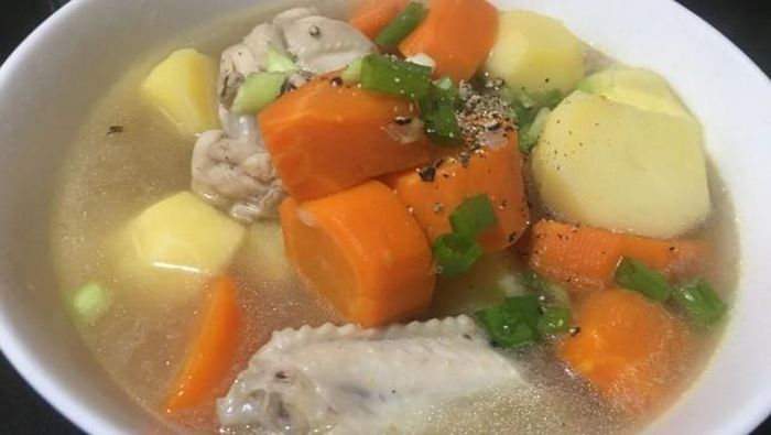Canh gà hầm rau củ là món ăn phù hợp cho người bệnh ung thư có thể đang gặp khó khăn trong việc nhai, nuốt hoặc bị mất nước do tiêu chảy sau hóa trị và xạ trị.