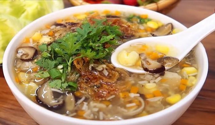 Súp gà chứa nhiều chất dinh dưỡng, bao gồm protein từ thịt gà, vitamin và chất xơ đến từ nấm và ngô. Protein giúp cung cấp năng lượng và tái tạo tế bào, trong khi chất xơ giúp tốt cho hệ tiêu hóa.