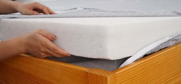 Trong quá trình sử dụng, nệm có thể tích tụ mồ hôi, bụi bẩn, vi khuẩn và mạt bụi mà mắt thường không nhìn thấy. Vì vậy, việc vệ sinh định kỳ là rất cần thiết.
