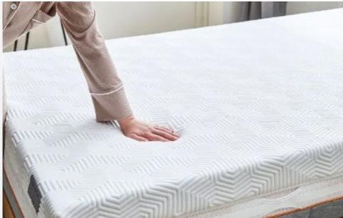 Những chiếc nệm đã cũ hoặc có khả năng thoáng khí kém thường giữ nhiệt và tích tụ độ ẩm, gây cảm giác nóng lưng, bí bách khi nằm lâu.
