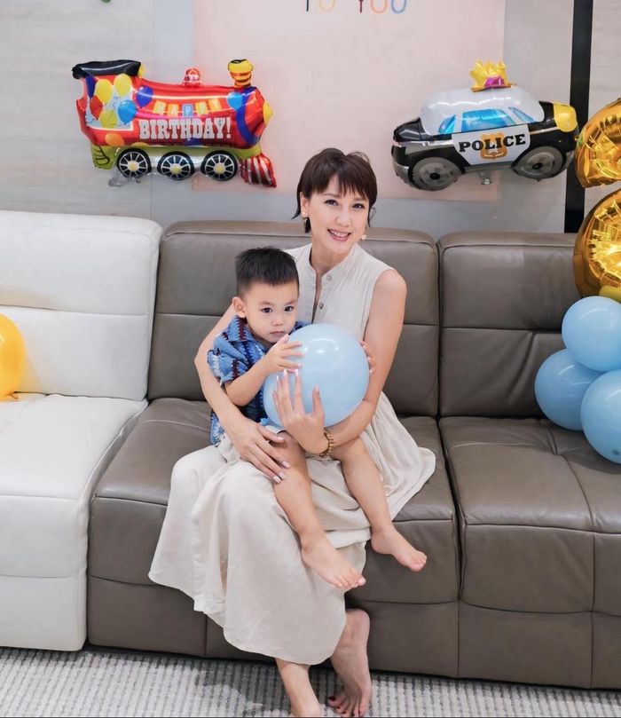 Mẹ vợ Đoàn Văn Hậu tiếp tục ghi điểm với thần thái sang trọng, gương mặt trẻ trung và vóc dáng thon gọn. Đến giờ, nhiều người bất ngờ khi đứng cạnh cô con gái từng lọt Top 10 Hoa hậu Việt Nam, mẹ Doãn Hải My vẫn nổi bật với khí chất riêng, thậm chí được nhận xét là "hai chị em cũng tin được".