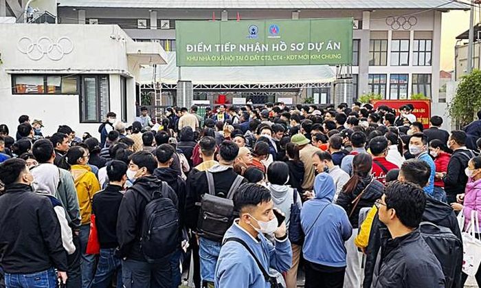 Nhiều trường hợp người dân băn khoăn về nhà ở xã hội như ở nhờ nhà người thân, có đất chưa có nhà, thu nhập thấp… đã được Bộ Xây dựng làm rõ điều kiện xét duyệt.
