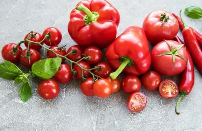 Cà chua và ớt chuông đỏ giàu chất chống oxy hóa vitamin C và lycopene.