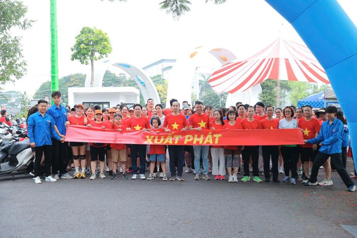 Phó Giám đốc Sở Y tế Hà Nội Nguyễn Đình Hưng, Giám đốc Bệnh viện Đa khoa Đức Giang Đỗ Đình Tùng cùng các đại biểu, các y bác sĩ và người dân tham gia đi bộ tại chương trình.