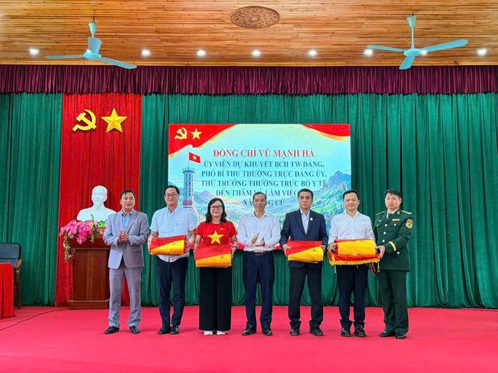 Đại diện Đồn Biên phòng Lũng Cú tặng các đơn vị hỗ trợ kinh phí chương trình “Con nuôi Biên phòng”.