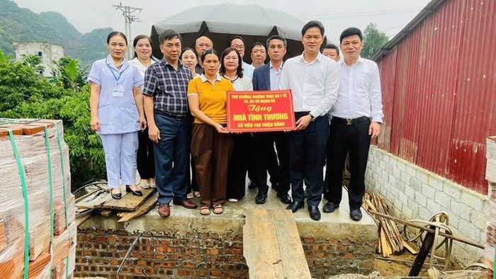 Thứ trưởng Thường trực Bộ Y tế Vũ Mạnh Hà trao tặng kinh phí xây dựng Nhà tình thương cho hộ dân có hoàn cảnh khó khăn