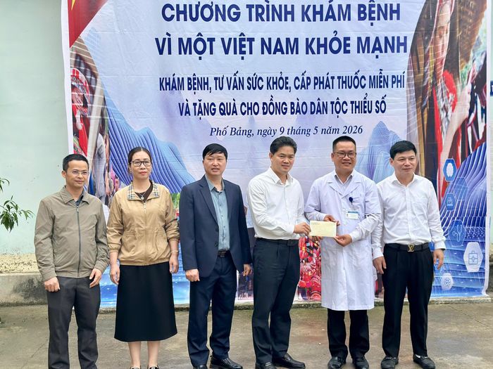 Thứ trưởng Thường trực Bộ Y tế Vũ Mạnh Hà trao tặng quà tới đại diện lãnh đạo xã Phố Bảng.