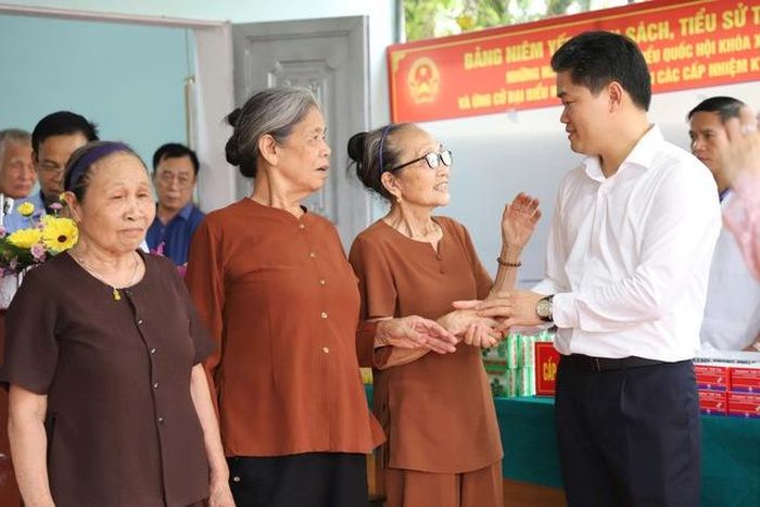Thứ trưởng Thường trực Bộ Y tế Vũ Mạnh Hà trò chuyện cùng bà con nhân dân.