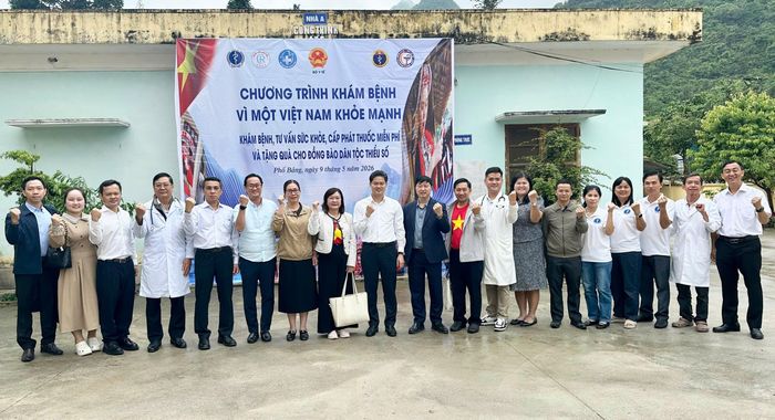 Thứ trưởng Thường trực Vũ Mạnh Hà cùng các đại biểu và các y bác sĩ của đoàn công tác cùng hướng về cơ sở trong chương trình khám bệnh Vì một Việt Nam khỏe mạnh.
