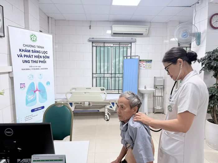 PGS.TS Phạm Cẩm Phương - Giám đốc Trung tâm Y học hạt nhân và Ung bướu, Bệnh viện Bạch Mai thăm khám cho người dân đến tầm soát tại chương trình.