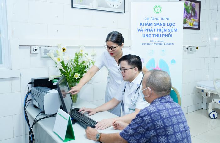 PGS Phương cùng đồng nghiệp trao đổi thông tin về trường hợp bệnh nhân đến khám tại chương trình.