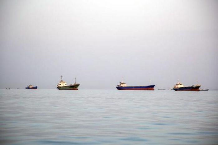 Tàu neo đậu gần bờ biển ở Bandar Abbas, Iran, tháng trước. Ảnh: Stringer/Getty Images