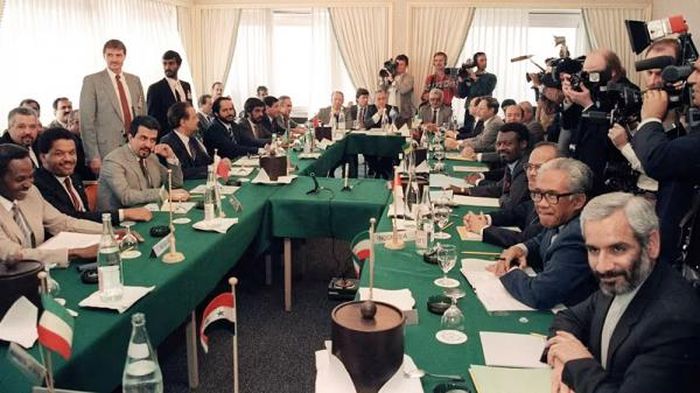 Một cuộc gặp của lãnh đạo các thành viên OPEC tại Geneva vào tháng 3/1986, thời điểm mà giá dầu sụt xuống thấp hơn 10 USD/thùng.