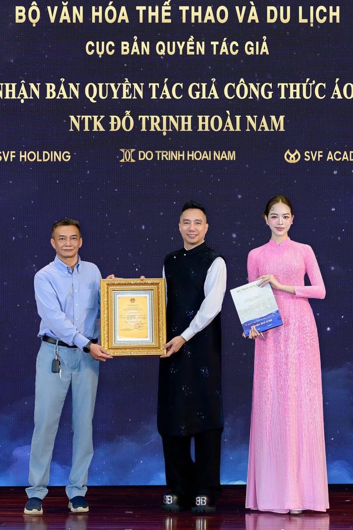 Hạnh phúc ấy càng thêm đong đầy khi Thủy có duyên đồng hành cùng NTK Đỗ Trịnh Hoài Nam, trở thành gương mặt đại diện cho cuốn sách “Công Thức Áo Dài Ly Vuông”. Phải trực tiếp làm việc cùng anh, Thủy mới thấu hiểu được sức nặng của con số "gần 40 năm". 40 năm miệt mài bên bàn cắt, những đêm trắng không ngủ, những đường kim mũi chỉ chắt chiu chỉ để đổi lấy một form dáng "phẳng nách, êm cổ, eo thon" hoàn hảo nhất cho người phụ nữ Việt. Cuốn sách đạt "Kỷ lục Toàn cầu" này, với Thủy chính là trái ngọt của một tình yêu nghề vô bờ bến."