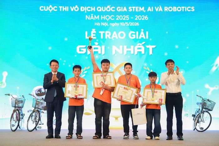 Trao giải Nhất của Giải Vô địch Quốc gia STEM, AI và Robotics nội dung Robotics.