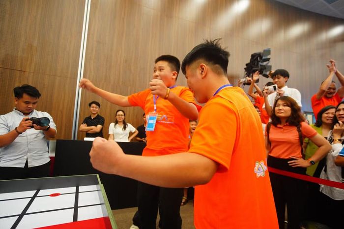 Điểm chung của các quán quân Giải Vô địch Quốc gia STEM, AI và Robotics là có những khung hình vui "out nét".