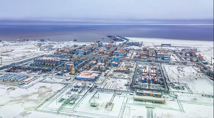 Cần nhắc lại, sau khi lệnh cấm vận có hiệu lực, khối lượng nhập khẩu LNG Nga từ EU vẫn không thay đổi, toàn bộ lượng khí đốt bằng cách nào đó đã trở thành "dài hạn", tức là được nhập khẩu theo các hợp đồng tương lai, nhưng thực tế không phải vậy.