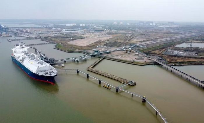 Nhà sản xuất đang gấp rút dỡ hàng là khí tự nhiên hóa lỏng, đôi khi không phải từ cảng mà từ tàu này sang tàu khác, sau đó tàu chở LNG sẽ rời bến trong khi vẫn còn hàng.