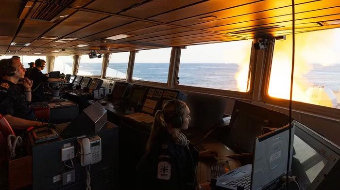 Khu trục hạm HMS Dragon thuộc lớp khu trục phòng không Type 45, dòng chiến hạm hiện đại bậc nhất của hải quân Hoàng gia Anh.