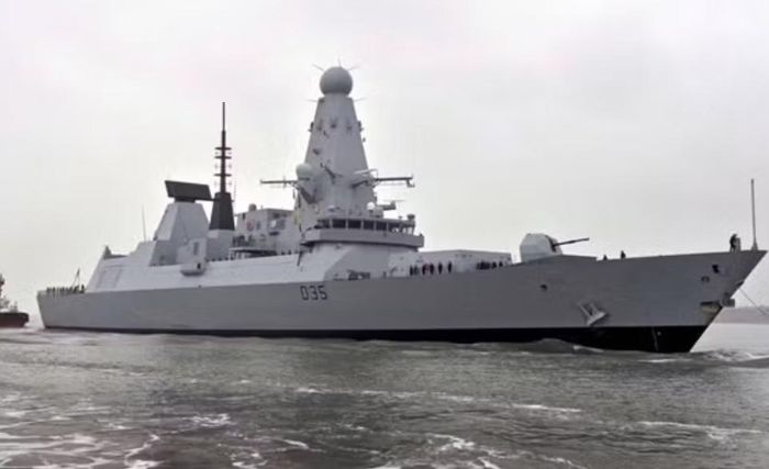 Điểm mạnh lớn nhất của Type 45 nằm ở năng lực phòng không tầm xa. HMS Dragon được trang bị hệ thống radar SAMPSON có khả năng theo dõi hàng trăm mục tiêu cùng lúc trên không và mặt biển. Radar này được đặt trên cột tháp đặc trưng với thiết kế hình cầu nổi bật.