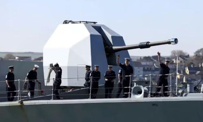 Ngoài nhiệm vụ phòng không, HMS Dragon còn được trang bị pháo hạm Mark 8 cỡ 114 mm, pháo tự động Phalanx CIWS cùng trực thăng săn ngầm AgustaWestland Wildcat hoạt động trên boong phía sau.