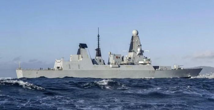 Việc HMS Dragon lên đường tới Trung Đông cho thấy eo biển Hormuz tiếp tục là điểm nóng an ninh hàng hải hàng đầu thế giới, nơi chỉ một sự cố quân sự nhỏ cũng có thể gây tác động lớn tới thị trường năng lượng toàn cầu.