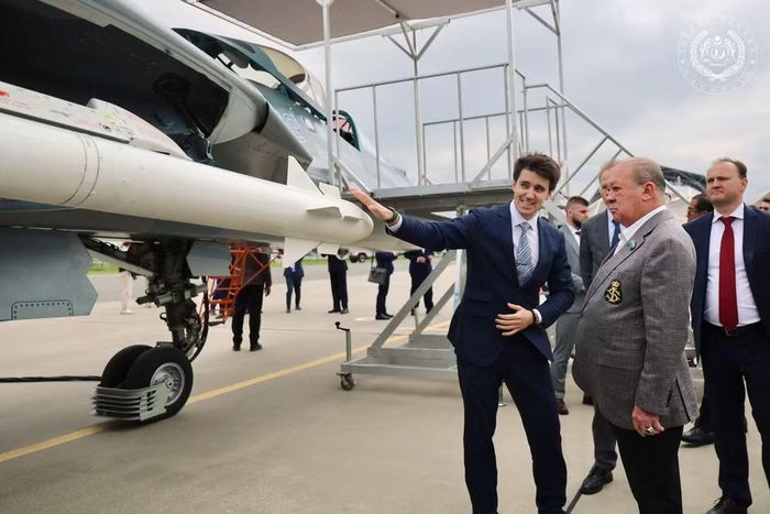 Trong cuộc triển lãm nói trên, Công ty xuất nhập khẩu vũ khí Nga Rosoboronexport đã công bố việc nhận được các hợp đồng mới cho máy bay chiến đấu tàng hình thế hệ năm Su-57E.