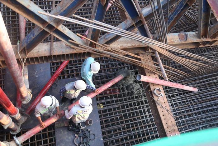 Mẻ bê tông đầu tiên của bệ trụ TC2 có khối lượng khoảng 5.674 m³ được đổ vào chiều ngày 11-5, với yêu cầu kiểm soát nghiêm ngặt về công nghệ, nhiệt độ và chất lượng vật liệu nhằm bảo đảm độ bền và tính ổn định của kết cấu công trình.