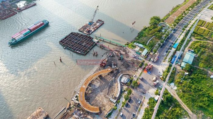 Điểm nhấn đặc biệt của công trình là kết cấu vòm thép không gian mang hình tượng lá dừa nước. Hạng mục này đang được Công ty CP Cơ khí Xây dựng Thương mại Đại Dũng tăng tốc gia công đồng loạt tại bốn nhà máy ở An Hạ, Bình Chánh, Long An và Vũng Tàu. Khối lượng hoàn thiện hiện đã vượt mốc 60%.