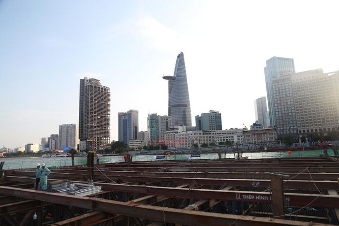 Theo kế hoạch, toàn bộ kết cấu vòm thép sẽ được lắp dựng hoàn chỉnh tại Vũng Tàu trước khi lai dắt về công trường vào đầu tháng 8-2026 để tiến hành lắp dựng chính thức. Đây là hạng mục đòi hỏi độ chính xác kỹ thuật rất cao và sự phối hợp chặt chẽ giữa các đơn vị thi công.