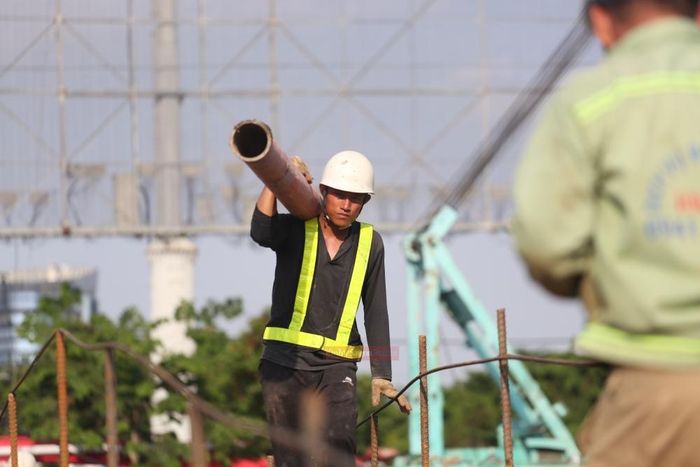 Hiện nay, trên công trường và tại các xưởng gia công luôn duy trì hơn 250 kỹ sư, công nhân làm việc liên tục ngày đêm.