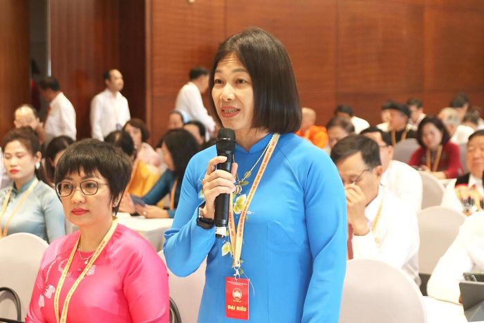 Bà Đỗ Thị Hiền - Phó Chủ tịch Ủy ban MTTQ Việt Nam tỉnh Thái Nguyên, Chủ tịch Liên đoàn Lao động tỉnh Thái Nguyên phát biểu tại phiên thảo luận. Ảnh: Tiến Đạt.