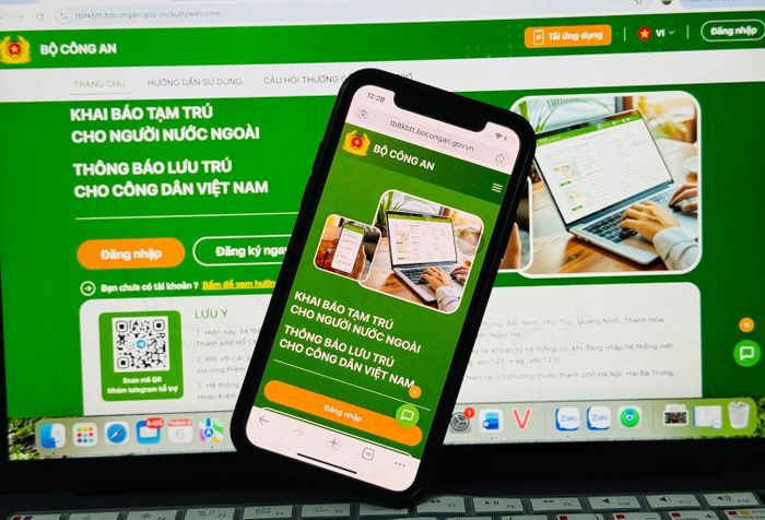 Hiện nay việc thông báo lưu trú, đăng ký cư trú được thực hiện dễ dàng trực qua ứng dụng VneID, Cổng dịch vụ công Quốc gia, Cổng dịch vụ công Bộ Công an,… Ảnh: NGUYỄN CHÍNH