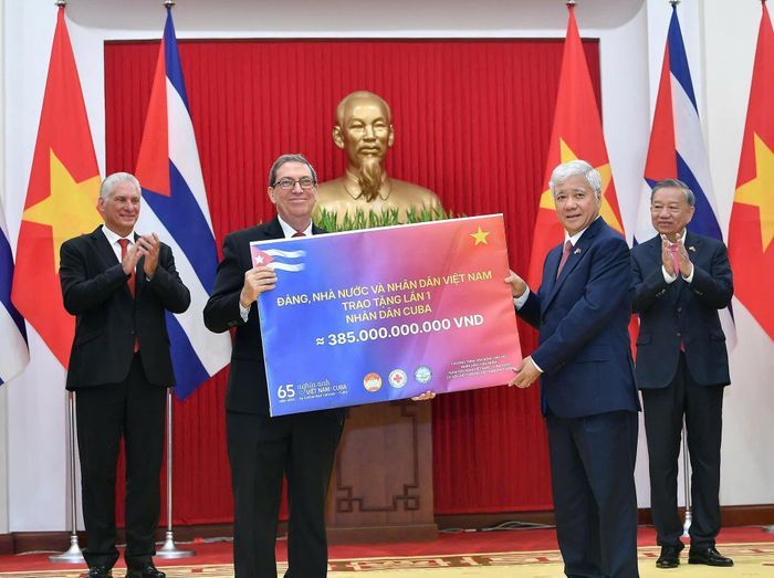  Tổng Bí thư Tô Lâm và Bí thư thứ nhất, Chủ tịch nước Cộng hòa Cuba Miguel Díaz-Canel Bermúdez chứng kiến lễ trao tặng nhân dân Cuba lần thứ nhất số tiền 385 tỉ đồng vào ngày 1-9-2025. Ảnh: QUANG VINH 