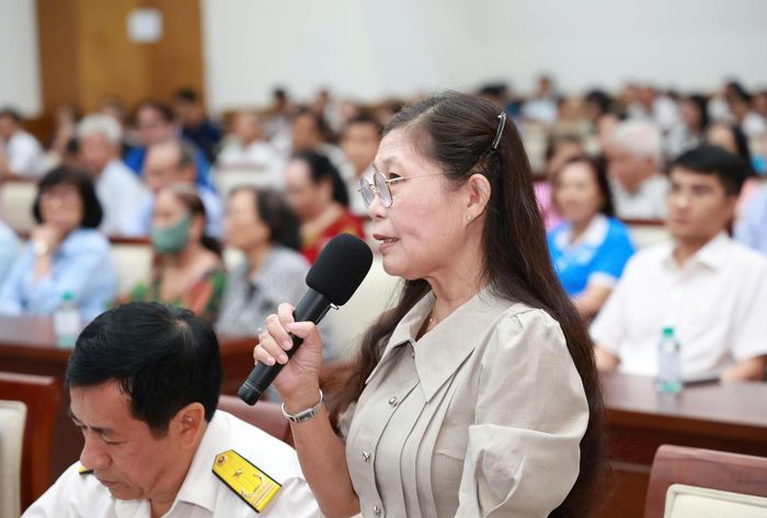  Cử tri nêu ý kiến tại buổi tiếp xúc. Ảnh: THANH TUYỀN 