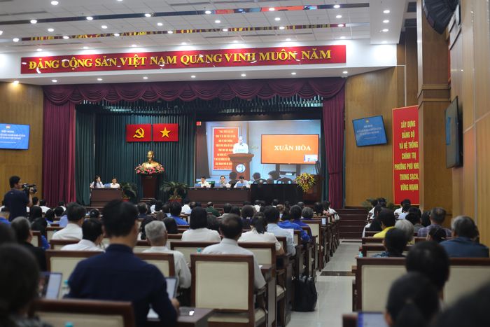  Tổ đại biểu Quốc hội đơn vị số 6, đoàn ĐBQH TP.HCM tiếp xúc cử tri sáng 11-5. Ảnh: THANH TUYỀN 