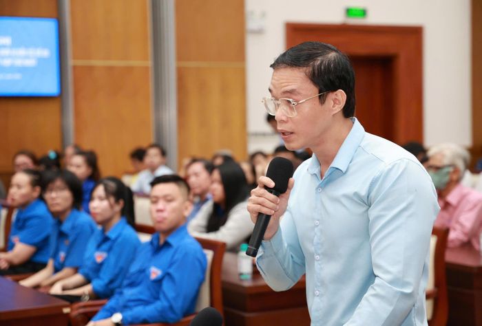  Nhiều cử tri đã phản ánh những bất cập trong giải quyết thủ tục hành chính và quá trình chuyển đổi số, thu nhập, giá cả thị trường... Ảnh: THANH THÙY 